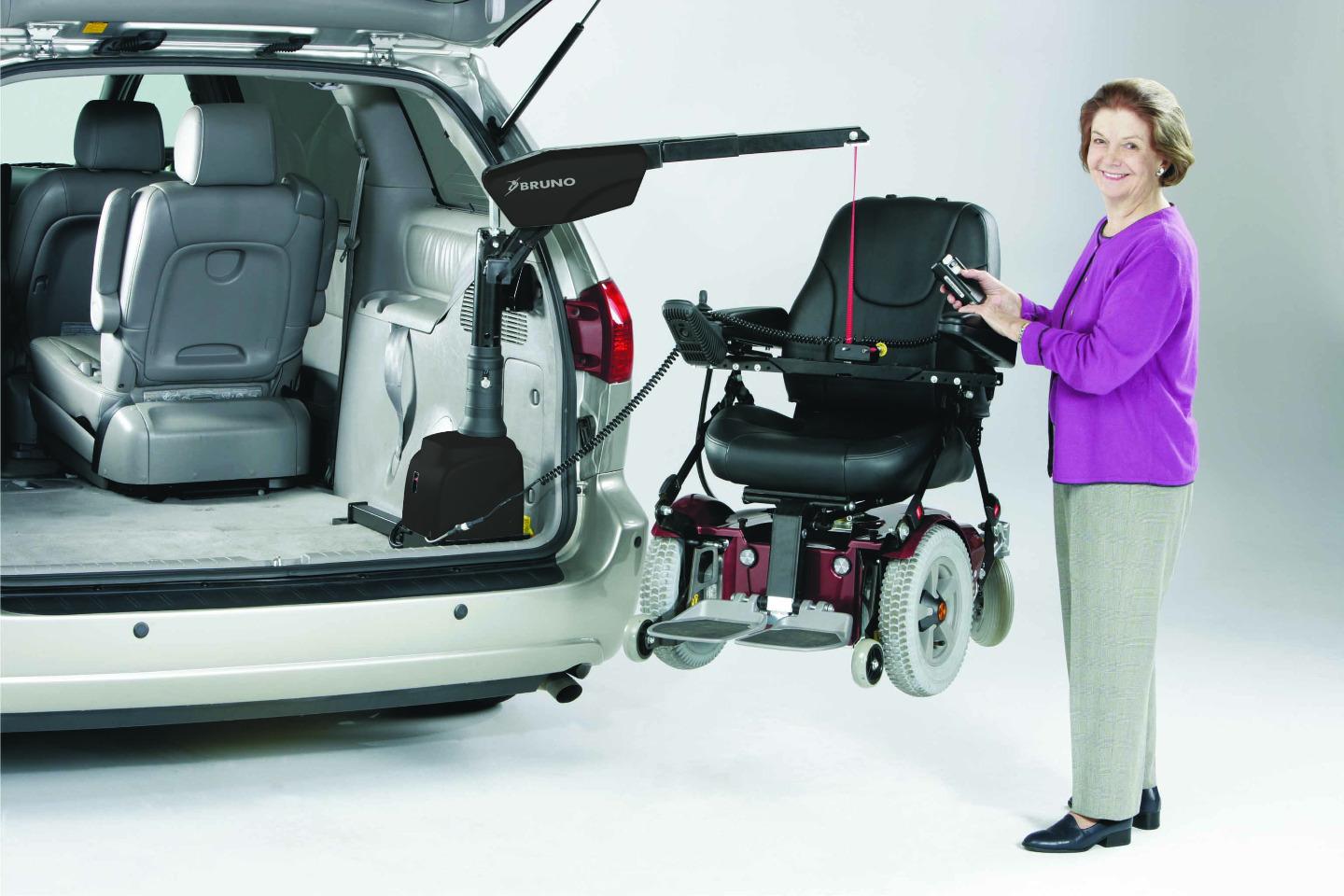 Quel est le meilleur dispositif d'aide pour ranger un fauteuil roulant dans  une voiture : grue de toit ou grue de coffre ?