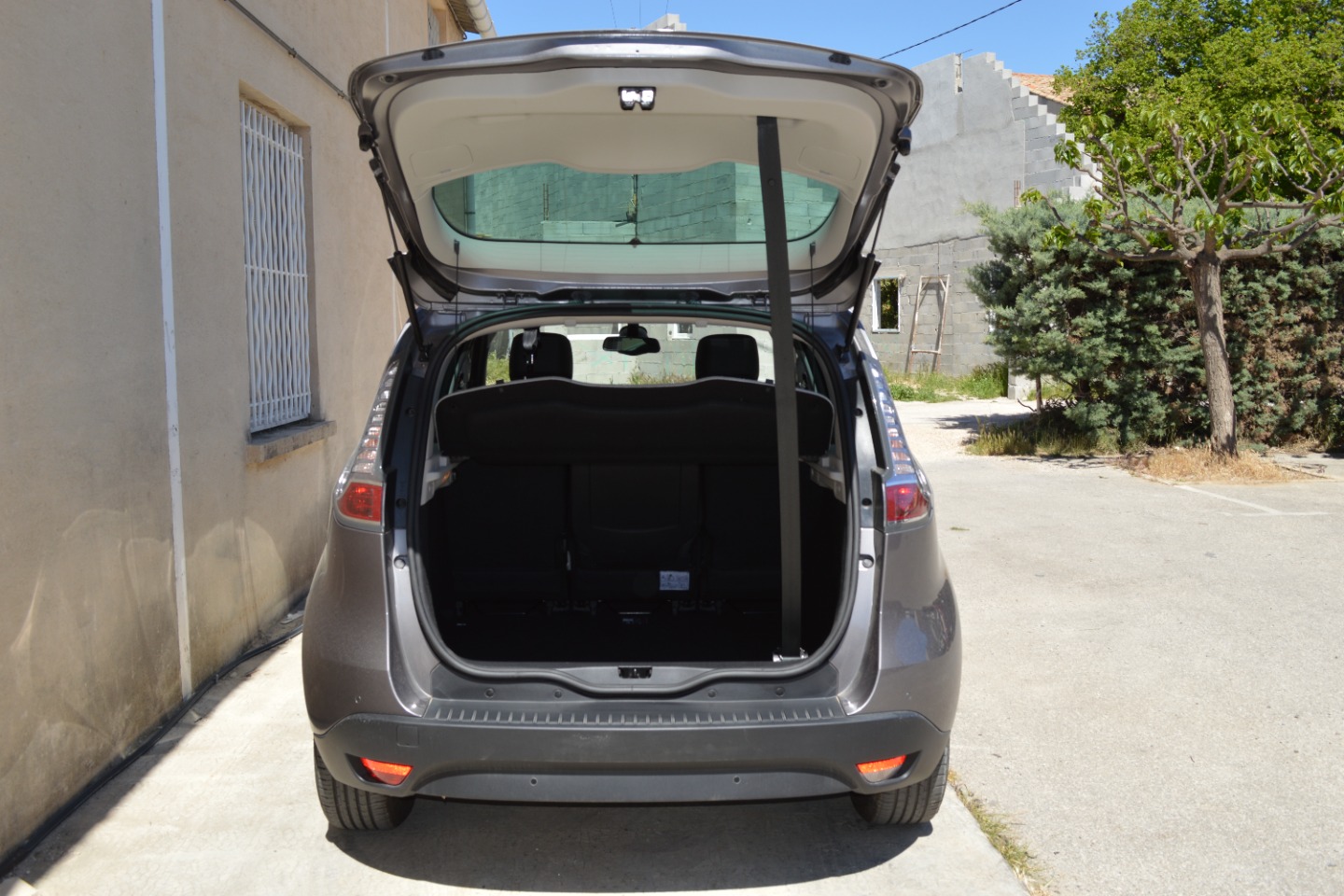 Enrouleur de sangle pour faciliter la fermeture de hayon&sol;coffre&period;  P&eacute;riph&eacute;rie marseillaise&period; R&eacute;gion PACA&period;